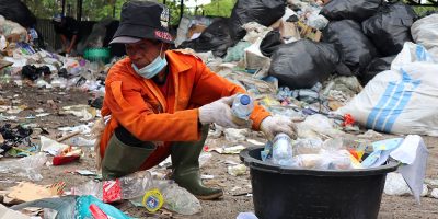Cimahi Kembangkan TPST Baru, Targetkan Seluruh Kelurahan Terlayani Alamat Fasilitas: TPST Kota Cimahi – Jl. Raya Leuwigajah No. 45, Kelurahan Leuwigajah, Kecamatan Cimahi Selatan, Kota Cimahi, Jawa Barat Pemerintah Kota Cimahi terus melanjutkan komitmennya dalam meningkatkan pengelolaan sampah. Salah satu langkah terbarunya adalah pengembangan Tempat Pengolahan Sampah Terpadu (TPST) yang berlokasi di Jl. Raya Leuwigajah No. 45, sebagai bagian dari strategi modernisasi dan pemerataan layanan kebersihan kota. Langkah ini diambil untuk memastikan seluruh kelurahan di Kota Cimahi mendapatkan layanan pengolahan sampah yang optimal, sekaligus mendorong pola pengelolaan sampah yang lebih ramah lingkungan dan berkelanjutan. Fasilitas Lebih Modern, Proses Lebih Efisien TPST baru ini dilengkapi dengan peralatan pengolahan dan pemilahan yang lebih modern. Para petugas di lapangan kini dapat bekerja dengan lebih efisien berkat sistem konveyor, mesin pemilah, serta fasilitas pendukung lainnya yang membantu mempercepat proses reduksi sampah. Selain meningkatkan efektivitas operasional, fasilitas ini juga dibuat agar proses pengolahan lebih bersih dan minim bau, sehingga memberi dampak positif bagi lingkungan sekitar. Target: Semua Kelurahan Terlayani Pemerintah Kota Cimahi menargetkan seluruh kelurahan, baik di Cimahi Utara, Tengah, maupun Selatan, dapat terhubung dengan layanan TPST ini. Dengan begitu, tidak ada lagi kawasan yang mengalami keterlambatan atau keterbatasan dalam pengangkutan maupun pengolahan sampah. Program ini juga sekaligus menjadi langkah antisipatif terhadap peningkatan volume sampah yang setiap tahun mengalami kenaikan. Mengajak Warga Berperan Aktif Selain membangun fasilitas fisik, pemerintah juga mengajak masyarakat untuk terlibat dalam upaya menjaga kebersihan kota. Warga diimbau untuk memilah sampah dari rumah, meminimalkan penggunaan plastik sekali pakai, serta mendukung program pengurangan sampah yang dicanangkan pemerintah. Dengan kolaborasi antara fasilitas modern dan partisipasi aktif masyarakat, Kota Cimahi diharapkan dapat menjadi contoh pengelolaan sampah yang efektif dan ramah lingkungan di Jawa Barat.