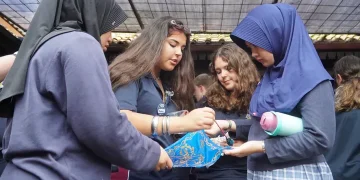 Membatik di DHIS Lembang Sebanyak 28 siswa dari Bellarine Secondary College Australia