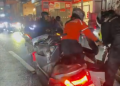 PEMOTOR TERJATUH DI JALAN RAYA GADOBANGKONG, DIDUGA AKIBAT TUMPAHAN OLI