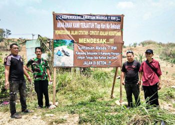 Warga Bandung Barat Protes Jalan Rusak: Seumur Hidup Saya, Belum Tersentuh Perbaikan